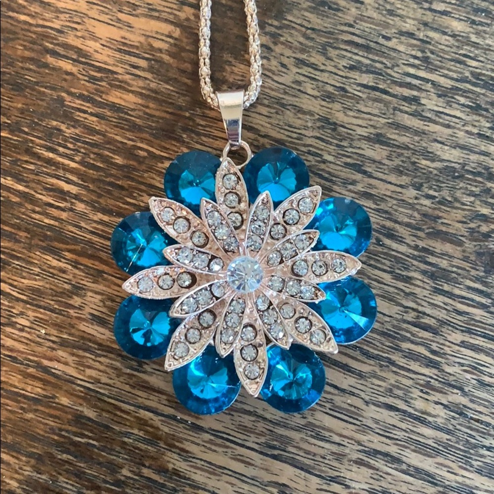 NWOT teal flower necklace